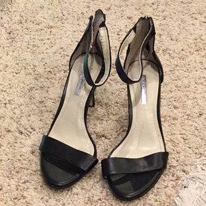 BCBG straps blk sandals very good condition